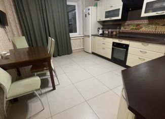 Аренда трехкомнатной квартиры, 90 м2, Тюмень, улица Чернышевского, 1к1