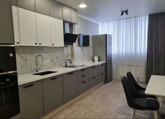 Сдается трехкомнатная квартира, 90 м2, Воронеж, Краснознамённая улица, 57/2, ЖК Высота