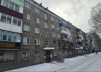 Продается 2-ком. квартира, 48 м2, Новокузнецк, улица Петракова, 47