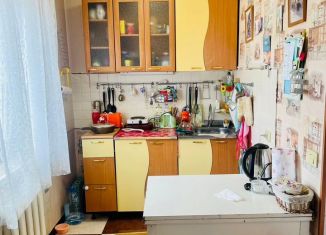 Продам 1-ком. квартиру, 28 м2, Кемерово, Инженерная улица, 20Б