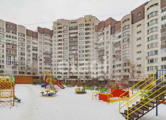 Продам 3-комнатную квартиру, 126 м2, Екатеринбург, улица Блюхера, 45, метро Уральская