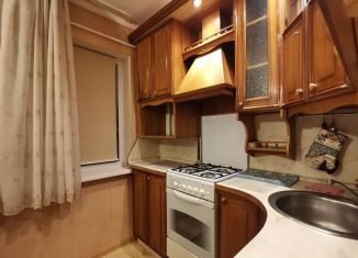 Сдам в аренду 2-ком. квартиру, 50 м2, Омск, улица Лукашевича, 15Б