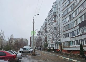 Продаю 3-ком. квартиру, 63 м2, Балаково, улица Братьев Захаровых, 8