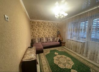 Продается двухкомнатная квартира, 46 м2, Невинномысск, площадь 50 лет Октября, 10