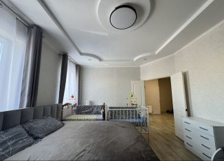 Продаю 3-комнатную квартиру, 68 м2, Азнакаево, улица Багаутдинова, 4