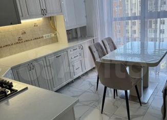 Сдаю в аренду 2-ком. квартиру, 65 м2, Симферополь, улица Батурина, 95