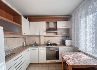 Продаю трехкомнатную квартиру, 57 м2, Алушта, улица Ленина, 43