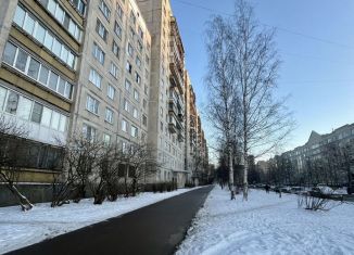 Продам 3-ком. квартиру, 68 м2, Санкт-Петербург, улица Композиторов, 1к1, метро Проспект Просвещения