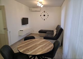 Продается 2-ком. квартира, 39 м2, Волгоград, улица Константина Симонова, 2