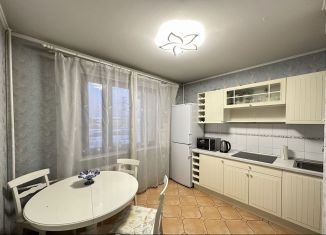 Сдам 2-комнатную квартиру, 59 м2, Москва, Старобитцевская улица, 17к1, метро Лесопарковая