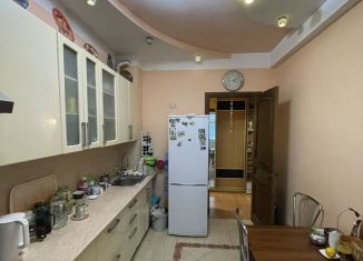 Продаю 2-ком. квартиру, 75 м2, Махачкала, улица Юсупа Акаева, 27А