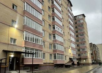 Продаю четырехкомнатную квартиру, 110 м2, Карачаевск, улица Семёнова, 10
