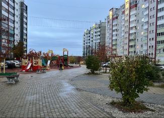 Сдается двухкомнатная квартира, 52 м2, Челябинская область, Изумрудная улица, 4А
