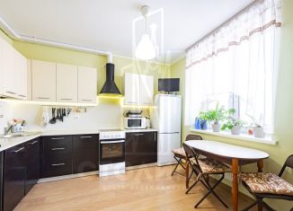 Продам трехкомнатную квартиру, 73 м2, Екатеринбург, метро Чкаловская, Суходольская улица, 47