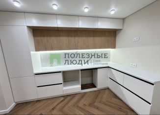 Продаю 2-ком. квартиру, 58 м2, Энгельс, Трудовая улица, 12/8