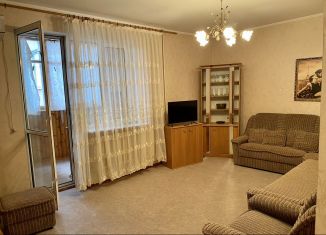 Сдам 3-ком. квартиру, 80 м2, Алушта, улица Богдана Хмельницкого, 3