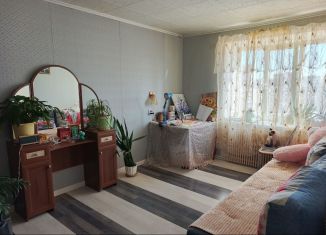 Продается 1-комнатная квартира, 82.3 м2, Глазов, улица Луначарского, 11