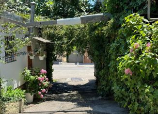 Продаю 2-ком. квартиру, 56.8 м2, Ялта, улица Дражинского, 42