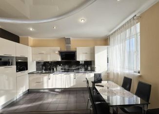 Сдается двухкомнатная квартира, 70 м2, Тюмень, улица Малыгина, 4/1