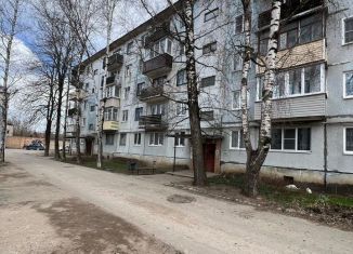 Продаю 2-ком. квартиру, 44 м2, Порхов, улица Калачёва, 7