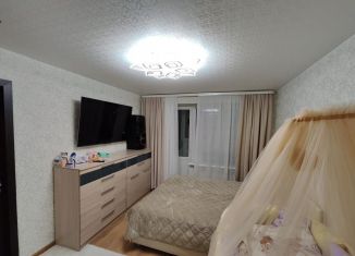 Продается трехкомнатная квартира, 51 м2, Пикалёво, 6-й микрорайон, 28