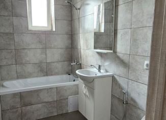 Продаю 2-ком. квартиру, 60 м2, посёлок городского типа Яблоновский, улица Гагарина, 155/5