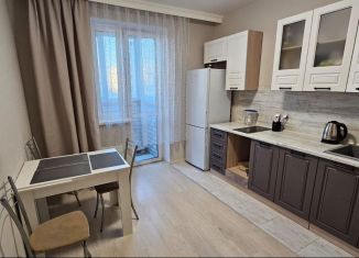 Сдаю 1-ком. квартиру, 35 м2, Тюмень, улица Дмитрия Менделеева, 2к2, ЖК Кристалл