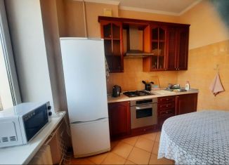 Сдам в аренду 2-ком. квартиру, 75 м2, Магнитогорск, улица Калинина, 20