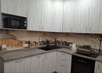 Сдача в аренду 2-ком. квартиры, 52 м2, Тюмень, улица Дмитрия Менделеева, 2к2, ЖК Кристалл