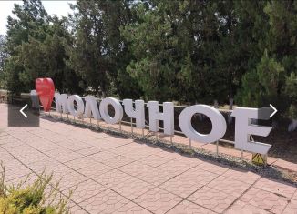 Участок на продажу, 6 сот., село Молочное, улица Победы, 80