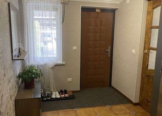 Трехкомнатная квартира на продажу, 80.4 м2, поселок городского типа Мостовской, улица Горького