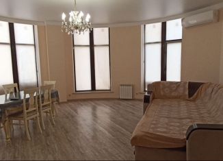 Сдается двухкомнатная квартира, 100 м2, Избербаш, улица имени Р. Зорге, 34к1