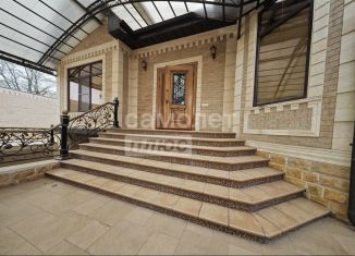 Продается дом, 220 м2, Грозный, улица Махмуда А. Эсамбаева, 2