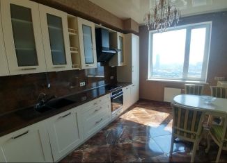 Сдам 3-ком. квартиру, 120 м2, Екатеринбург, улица Февральской Революции, 15, метро Уральская