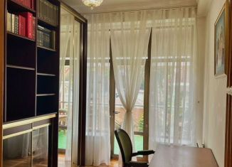 Продается 4-ком. квартира, 135.7 м2, Краснодарский край, улица Островского, 55/1
