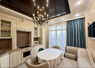 Сдается в аренду трехкомнатная квартира, 67 м2, Сочи, улица Юных Ленинцев, 10, микрорайон Центральный