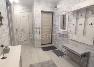 Сдается двухкомнатная квартира, 41.4 м2, Мурманская область, улица Академика Книповича, 39