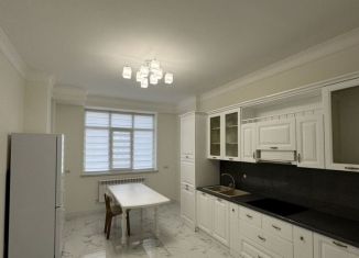 Сдам в аренду трехкомнатную квартиру, 100 м2, Грозный, улица Эсет Кишиевой, 30, 2-й микрорайон