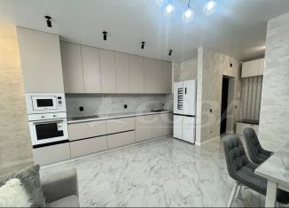 Сдам в аренду трехкомнатную квартиру, 90 м2, Тюмень, Широтная улица, 209к1, Восточный округ