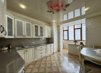 Сдам трехкомнатную квартиру, 105 м2, Грозный, улица Вахи Алиева, 189А