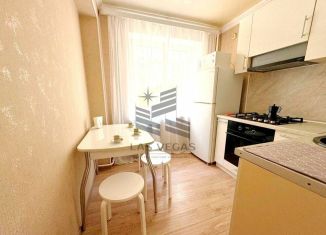 Сдача в аренду 3-ком. квартиры, 60 м2, Сочи, улица Роз, 37, микрорайон Центральный