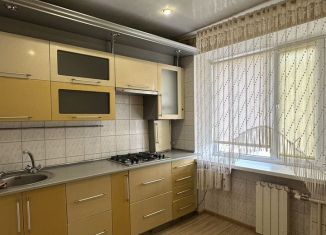 Сдается в аренду 2-комнатная квартира, 45 м2, Азов, улица Победы, 4А