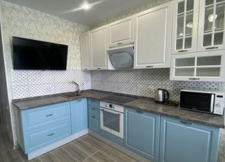 Сдается двухкомнатная квартира, 45 м2, Тюмень, улица Тимофея Кармацкого, 7