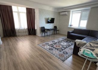 Сдам в аренду 2-комнатную квартиру, 70 м2, Махачкала, проспект Петра I, 103Вк2