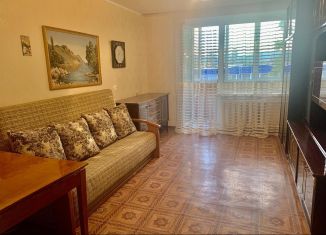 Сдам 2-комнатную квартиру, 55 м2, Горячий Ключ, улица Революции, 3