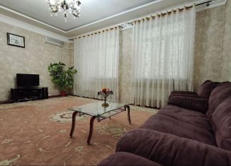 Сдам 2-ком. квартиру, 100 м2, Махачкала, улица Генерала Омарова, 39А