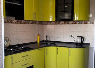 Сдаю в аренду 2-ком. квартиру, 52 м2, Туапсе, улица Калинина, 47