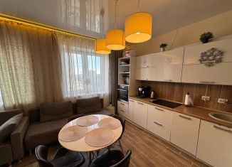 Сдам в аренду двухкомнатную квартиру, 50 м2, Тюмень, улица Мельникайте, 2к7, ЖК Горизонт