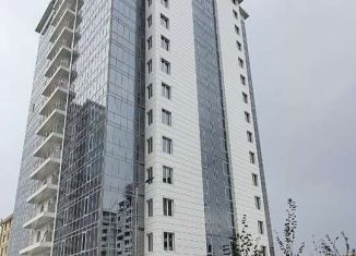 Квартира на продажу со свободной планировкой, 110 м2, Грозный, улица Муслима Г. Гайрбекова, 68