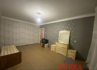 Сдам в аренду двухкомнатную квартиру, 50 м2, Крымск, Троицкая улица, 3